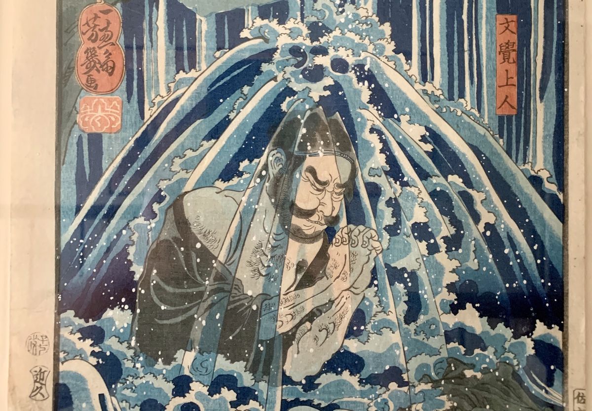 Woodblock print of Mongaku doing penance under waterfall